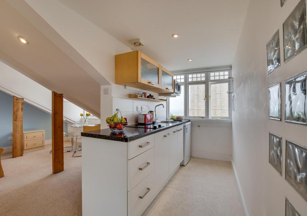 1 Bed in St Ives oc-decke view 5