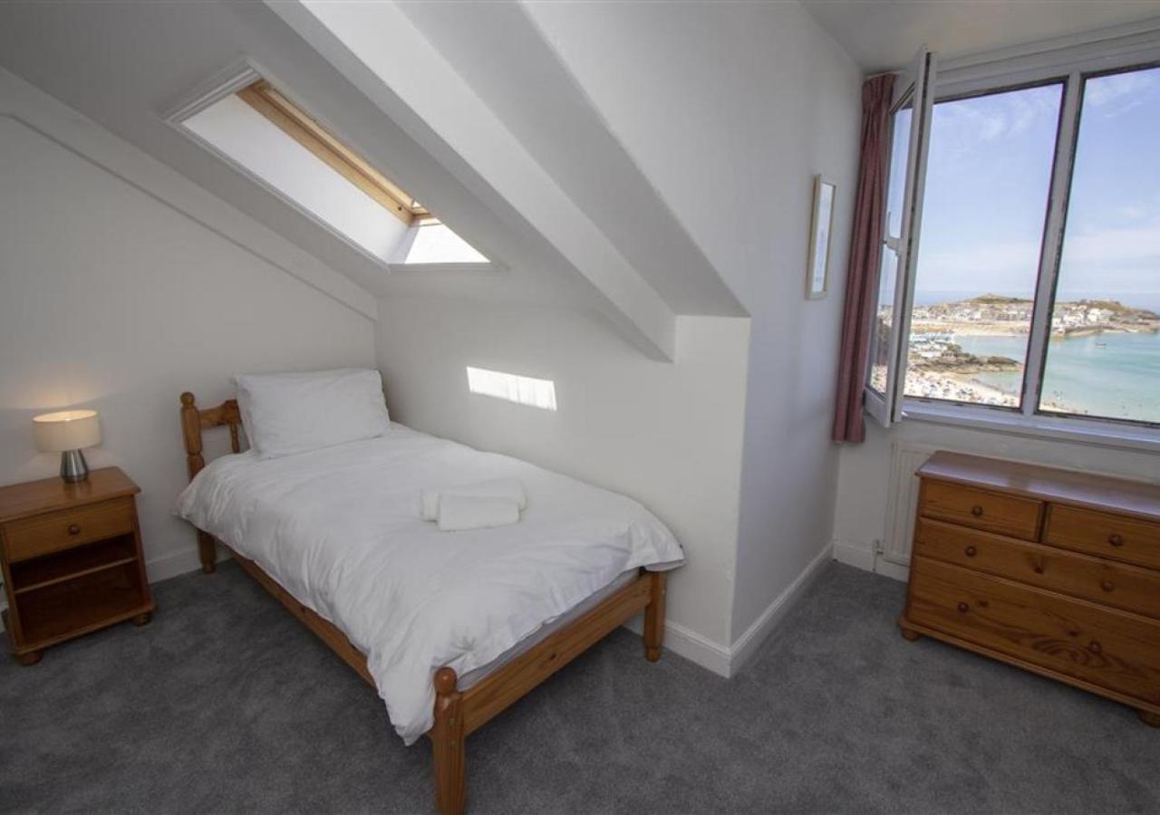 5 Bed in St Ives oc-dt04 view 4