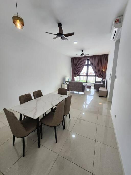 Paradigm Residence 3 bedrooms above Paradigm Mall for 8 pax by GDRAGON HomeStay