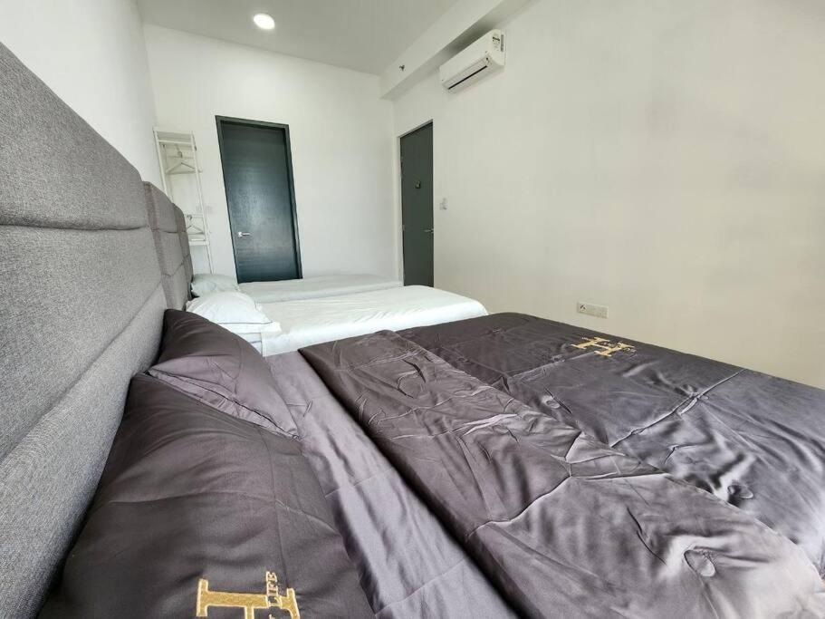 Paradigm Residence 3 bedrooms above Paradigm Mall for 8 pax by GDRAGON HomeStay