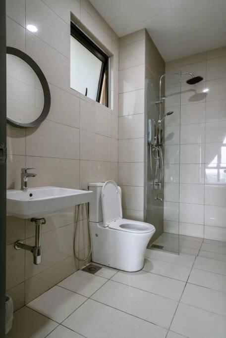 Paradigm Residence 3 bedrooms above Paradigm Mall for 8 pax by GDRAGON HomeStay