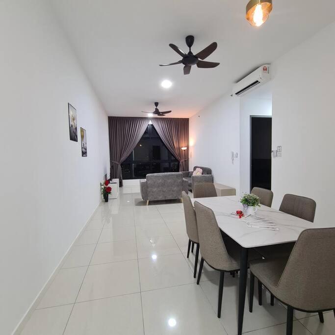 Paradigm Residence 3 bedrooms above Paradigm Mall for 8 pax by GDRAGON HomeStay