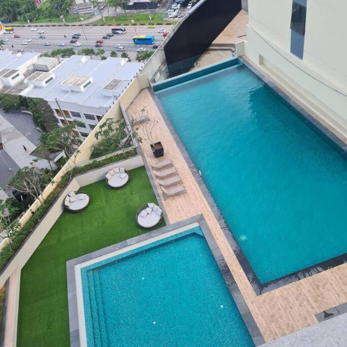 Paradigm Residence 3 bedrooms above Paradigm Mall for 8 pax by GDRAGON HomeStay
