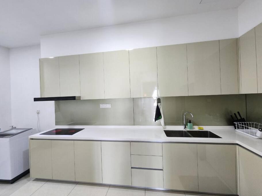 Paradigm Residence 3 bedrooms above Paradigm Mall for 8 pax by GDRAGON HomeStay