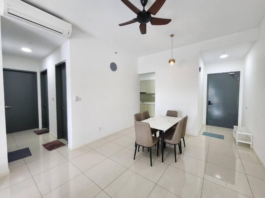 Paradigm Residence 3 bedrooms above Paradigm Mall for 8 pax by GDRAGON HomeStay
