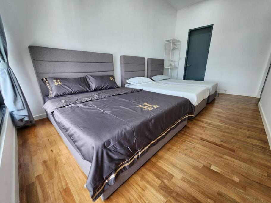 Paradigm Residence 3 bedrooms above Paradigm Mall for 8 pax by GDRAGON HomeStay