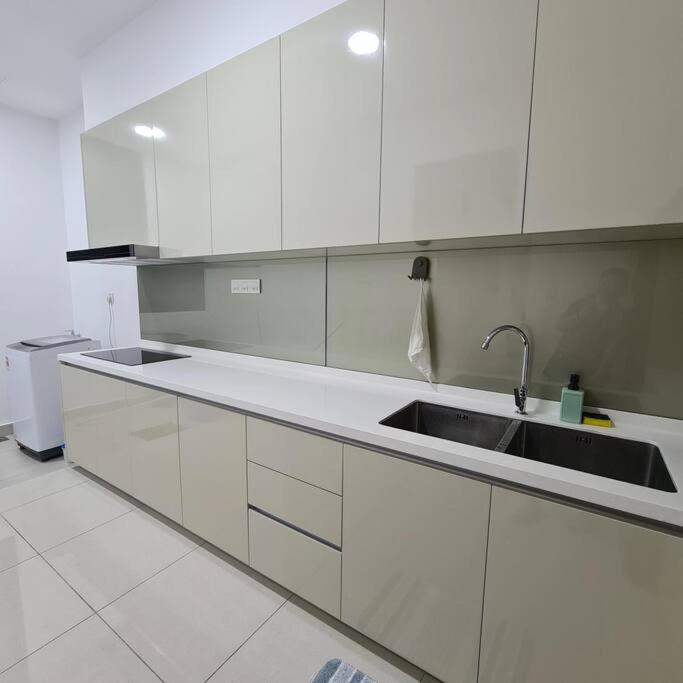 Paradigm Residence 3 bedrooms above Paradigm Mall for 8 pax by GDRAGON HomeStay