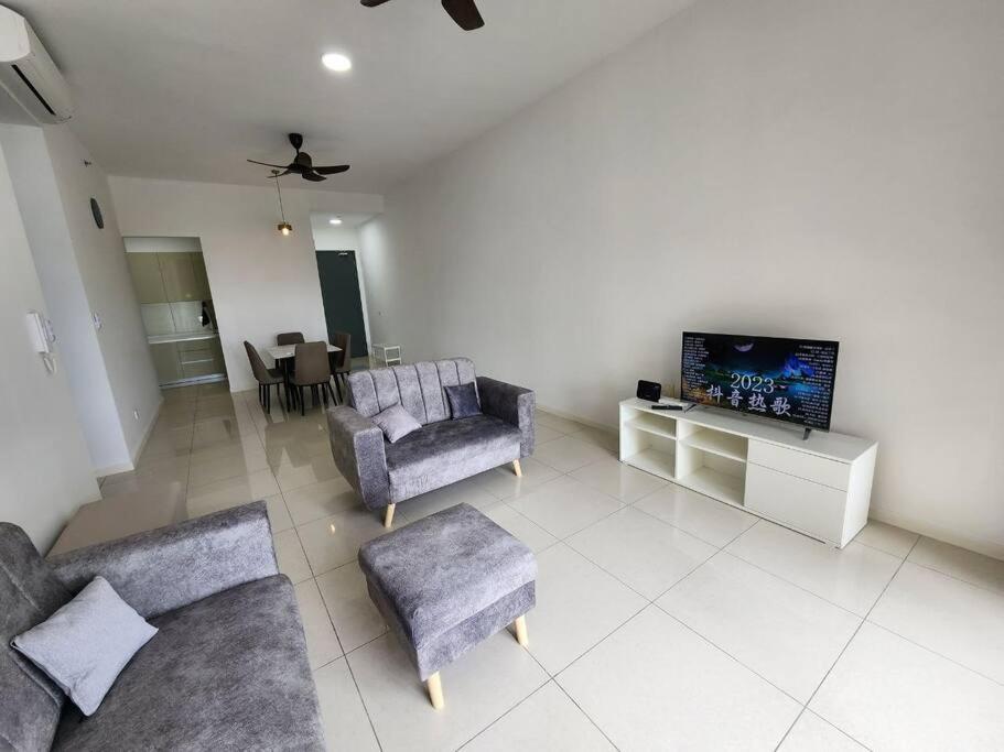 Paradigm Residence 3 bedrooms above Paradigm Mall for 8 pax by GDRAGON HomeStay