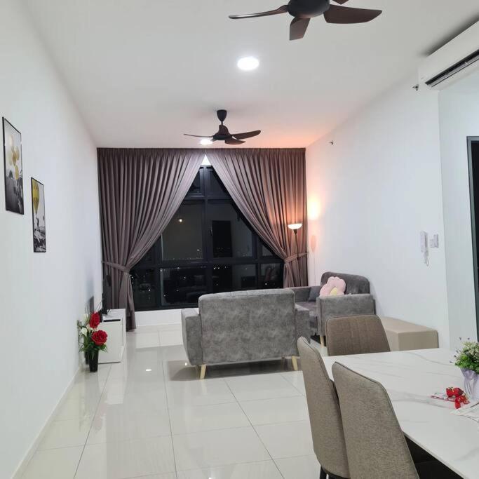Paradigm Residence 3 bedrooms above Paradigm Mall for 8 pax by GDRAGON HomeStay