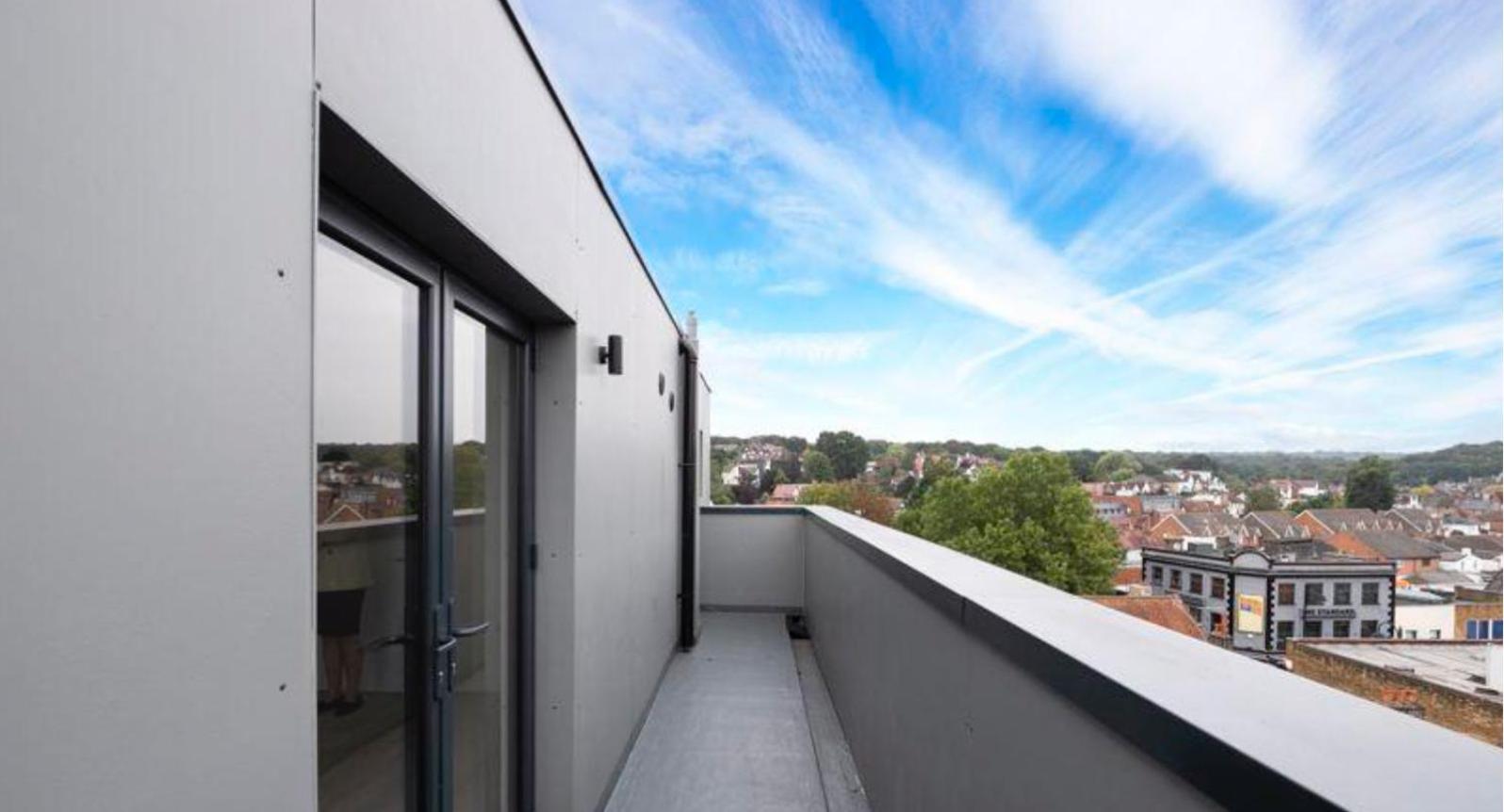 Lovely 2 bed Penthouse in Loughton central location