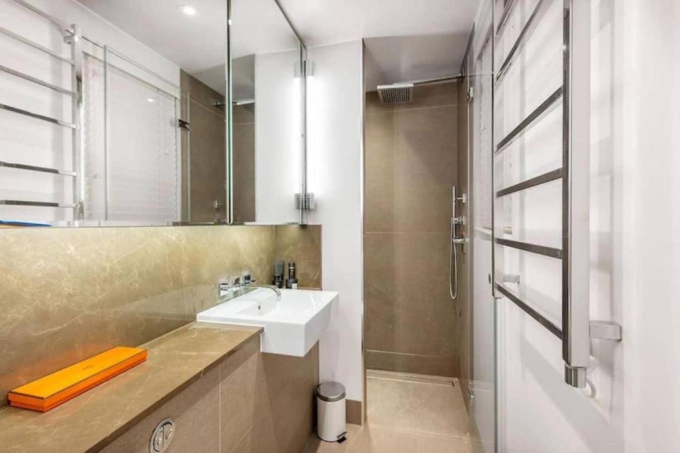 Posh 3 Bedroom flat with terrace and indoor fireplace in Mayfair, near Hyde Park