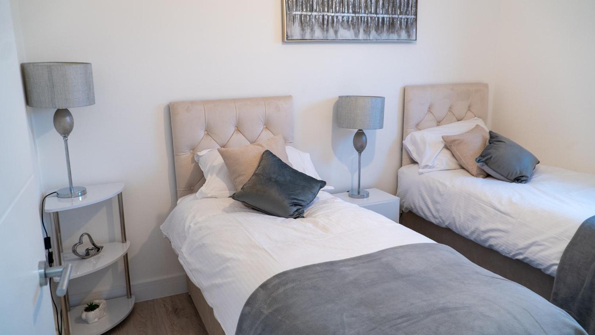 Lovely 2 bed Penthouse in Loughton central location