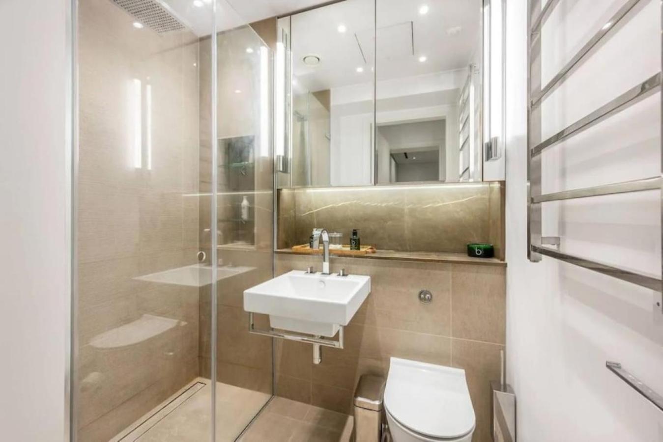 Posh 3 Bedroom flat with terrace and indoor fireplace in Mayfair, near Hyde Park