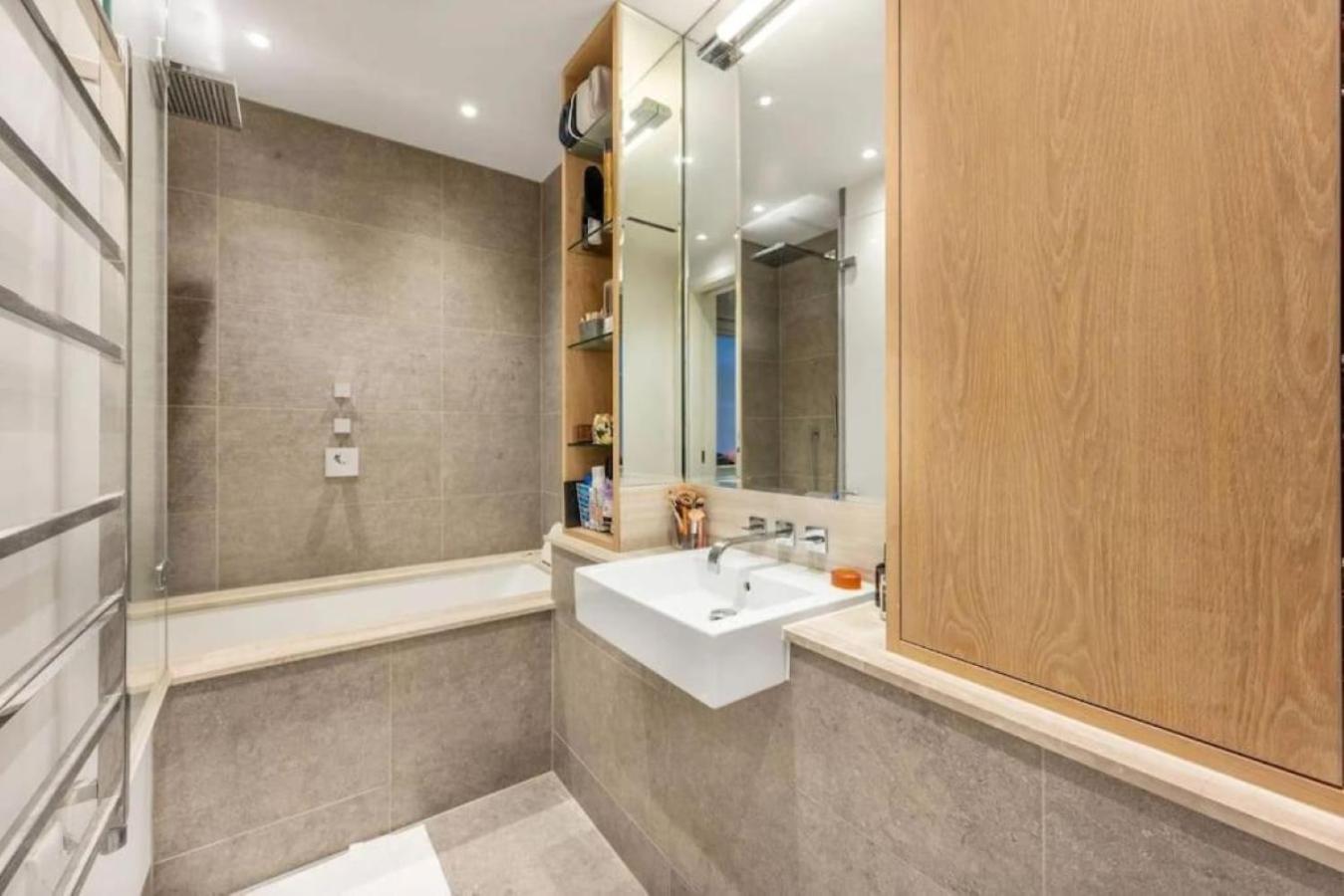 Posh 3 Bedroom flat with terrace and indoor fireplace in Mayfair, near Hyde Park