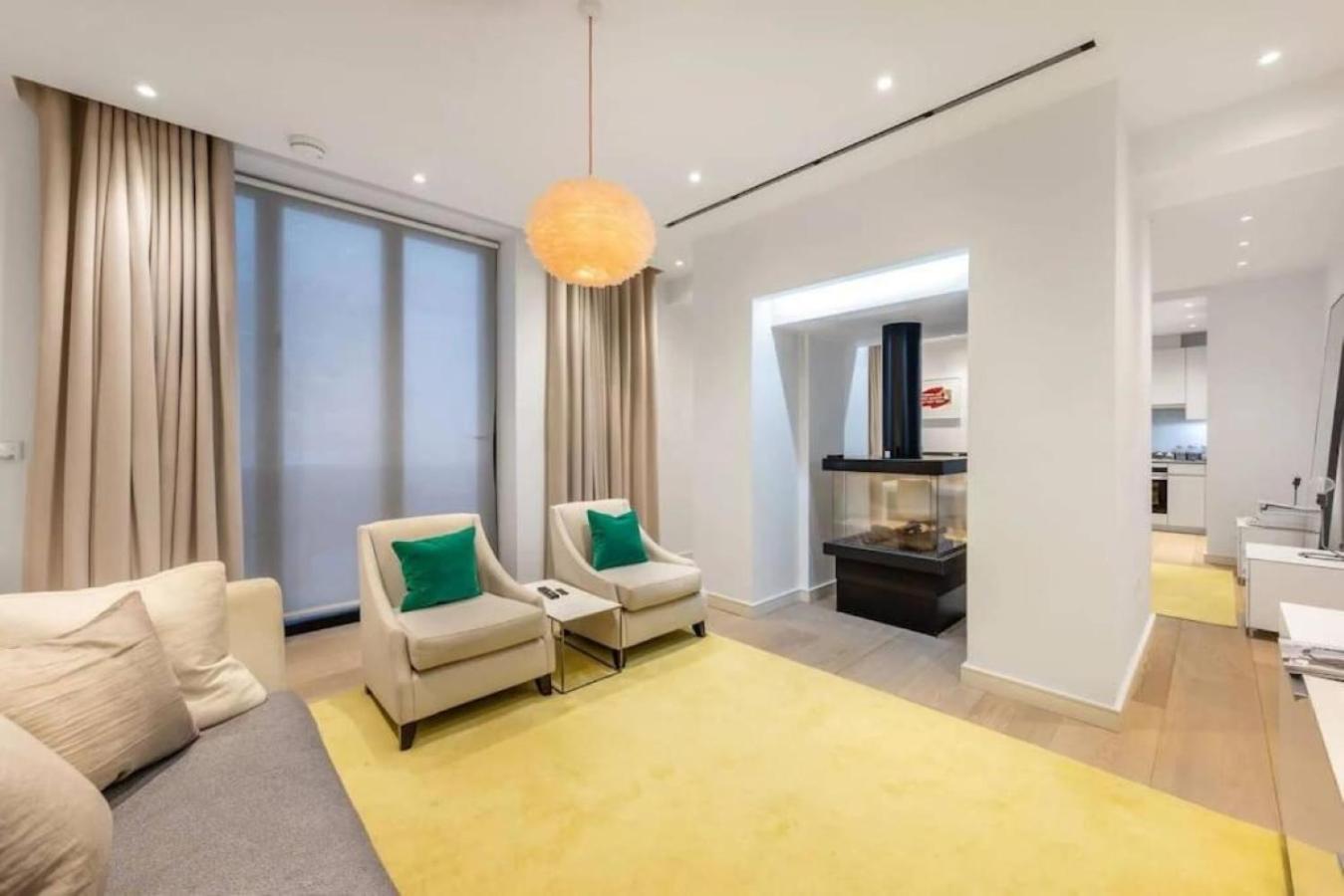 Posh 3 Bedroom flat with terrace and indoor fireplace in Mayfair, near Hyde Park