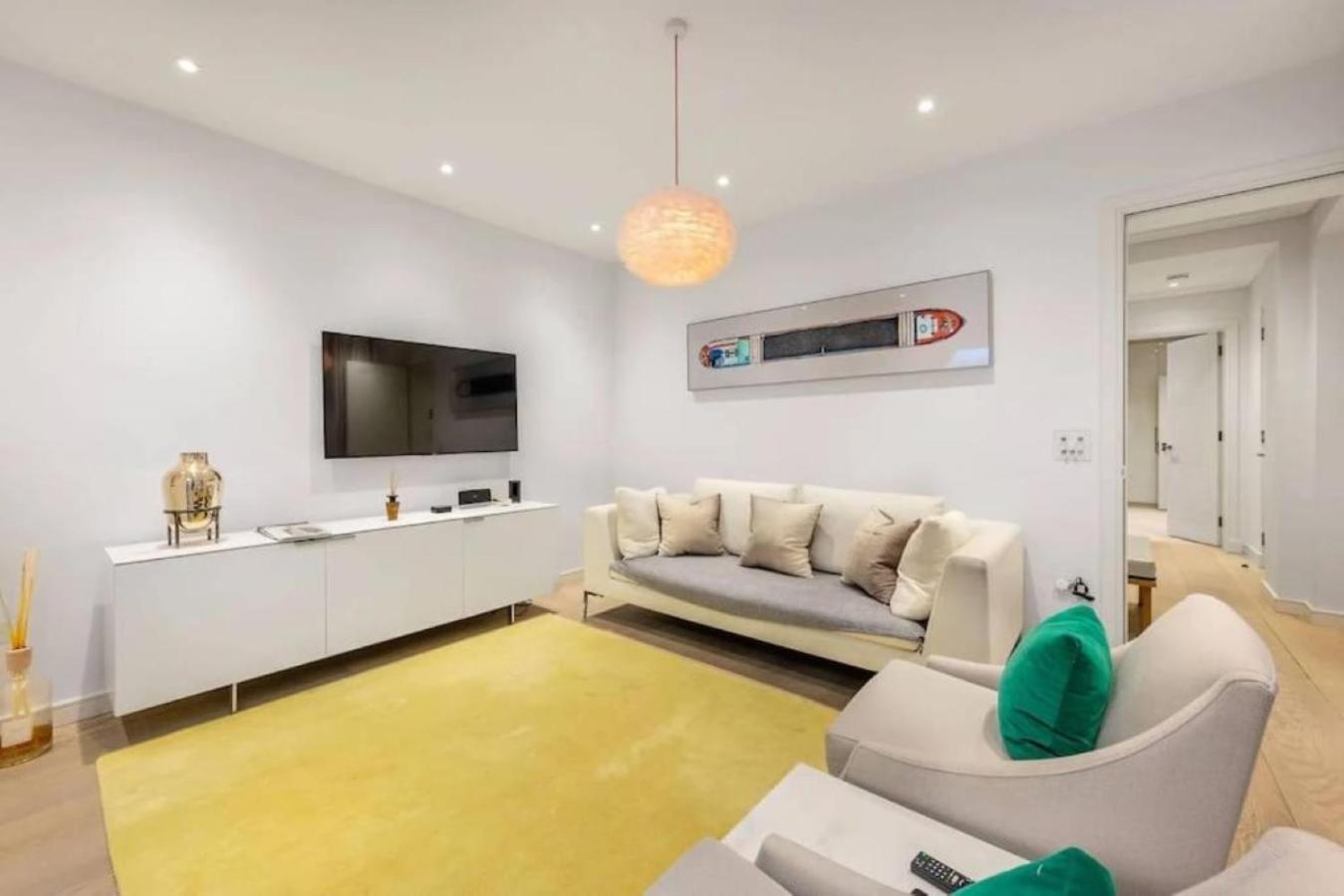 Posh 3 Bedroom flat with terrace and indoor fireplace in Mayfair, near Hyde Park