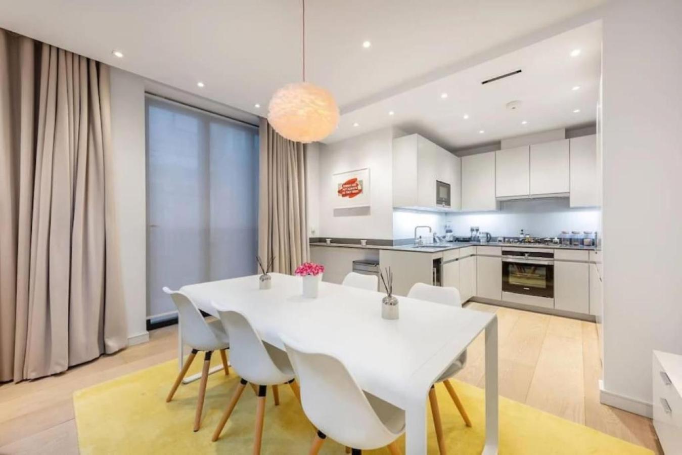 Posh 3 Bedroom flat with terrace and indoor fireplace in Mayfair, near Hyde Park