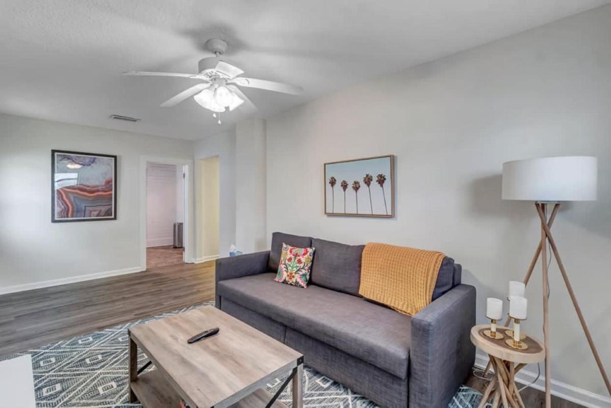 Amazing 1 BR apt - 1 block from Jax Beach! view 2