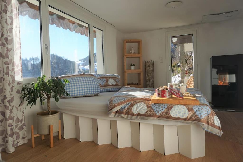 HERZLI-CHALET über dem Rheintal mit Schlossblick