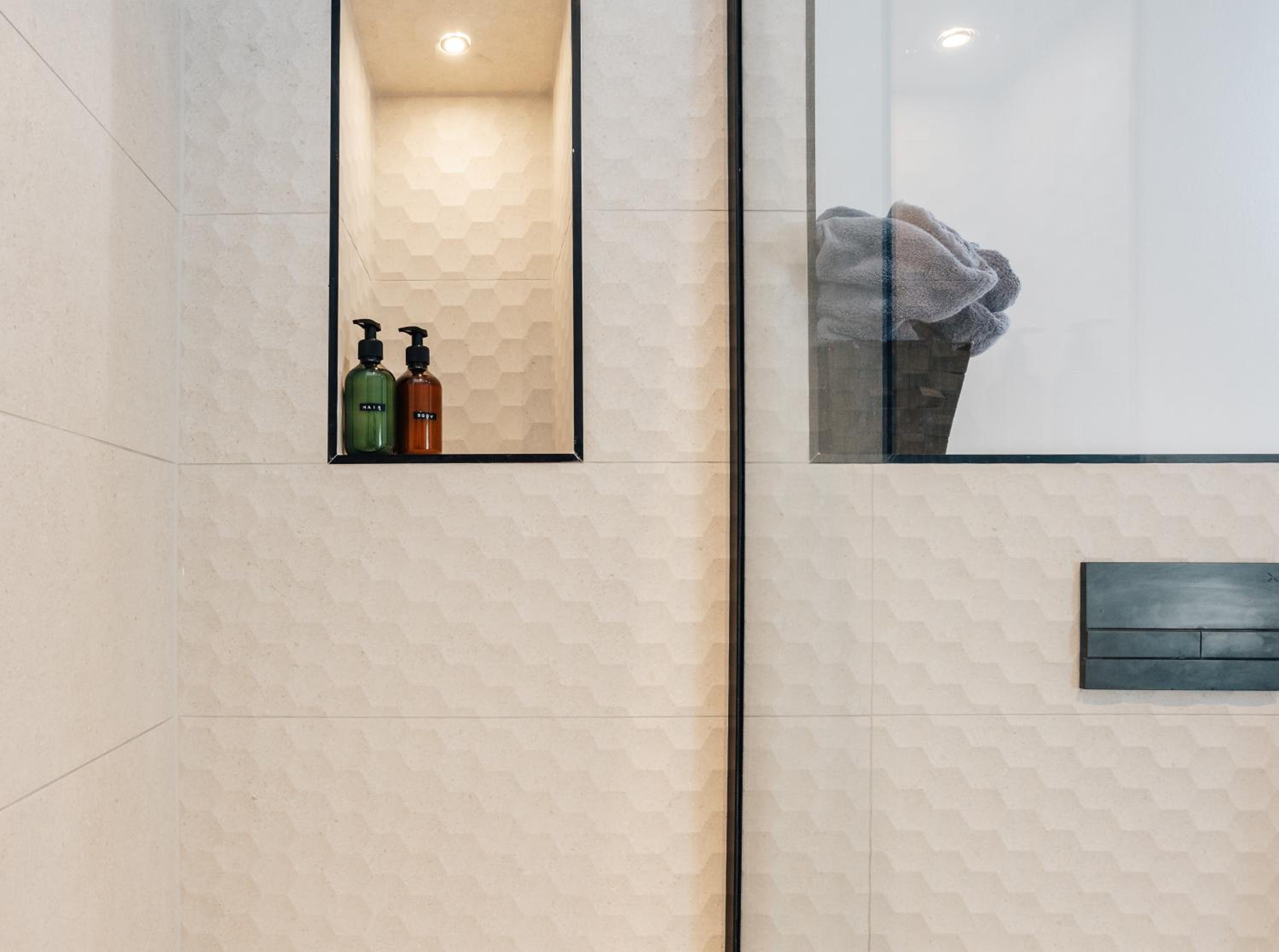 Luxury central apartment sleeps 7 guests with free parking and Netflix