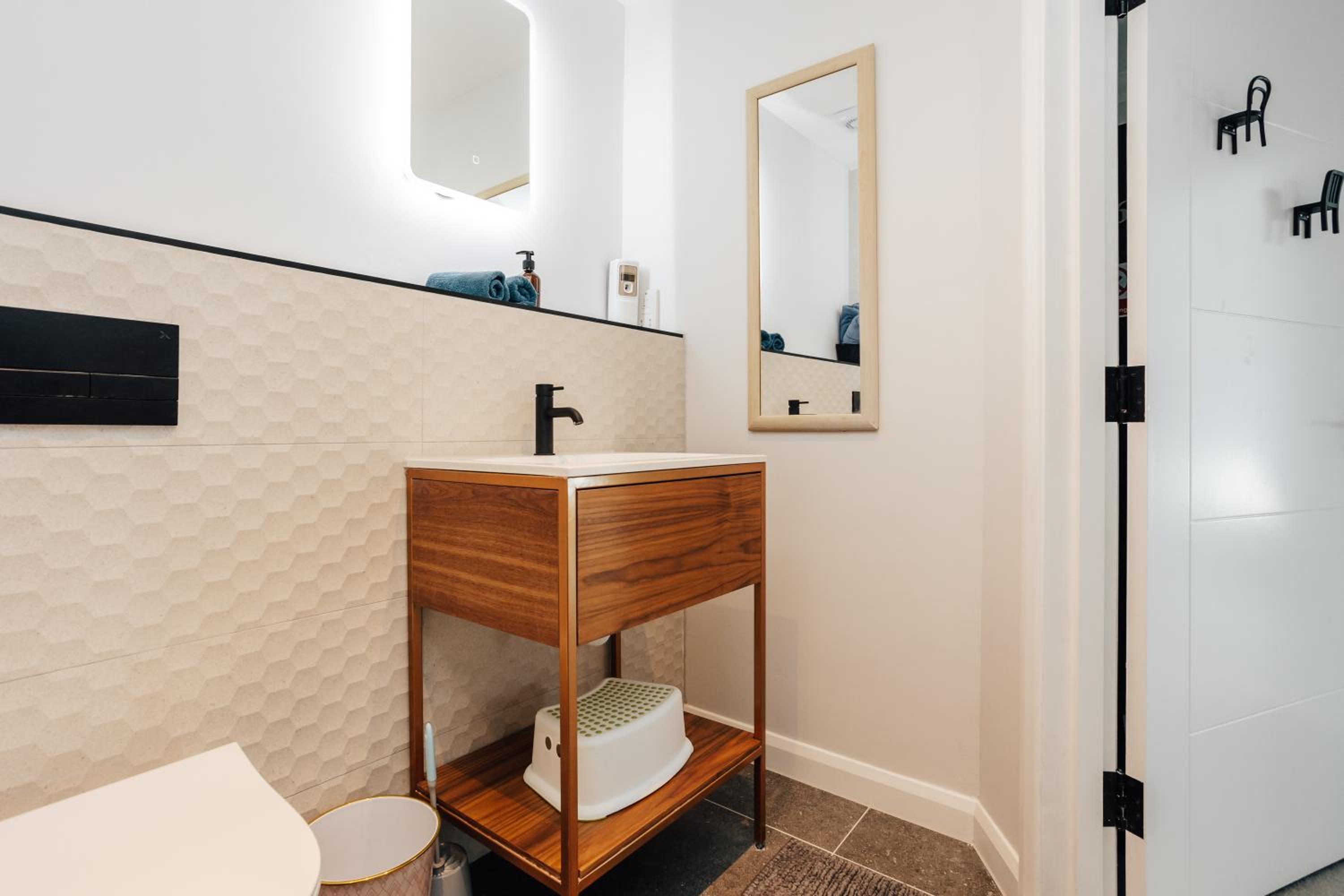 Luxury central apartment sleeps 7 guests with free parking and Netflix