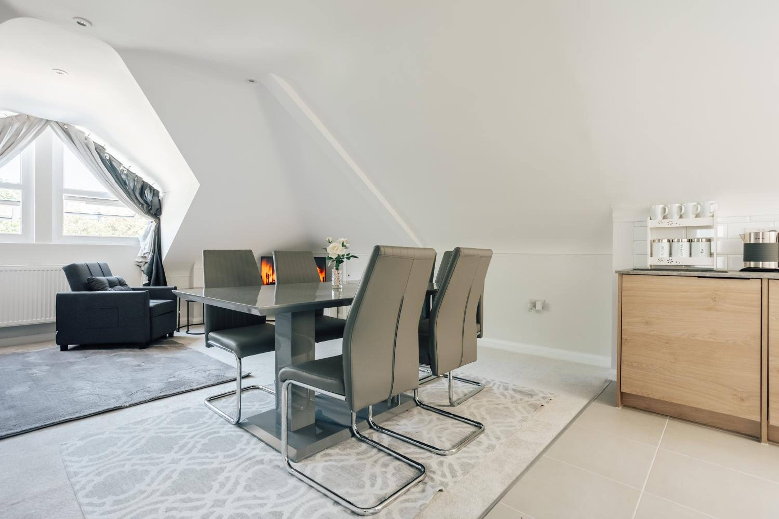 Luxury central apartment sleeps 7 guests with free parking and Netflix
