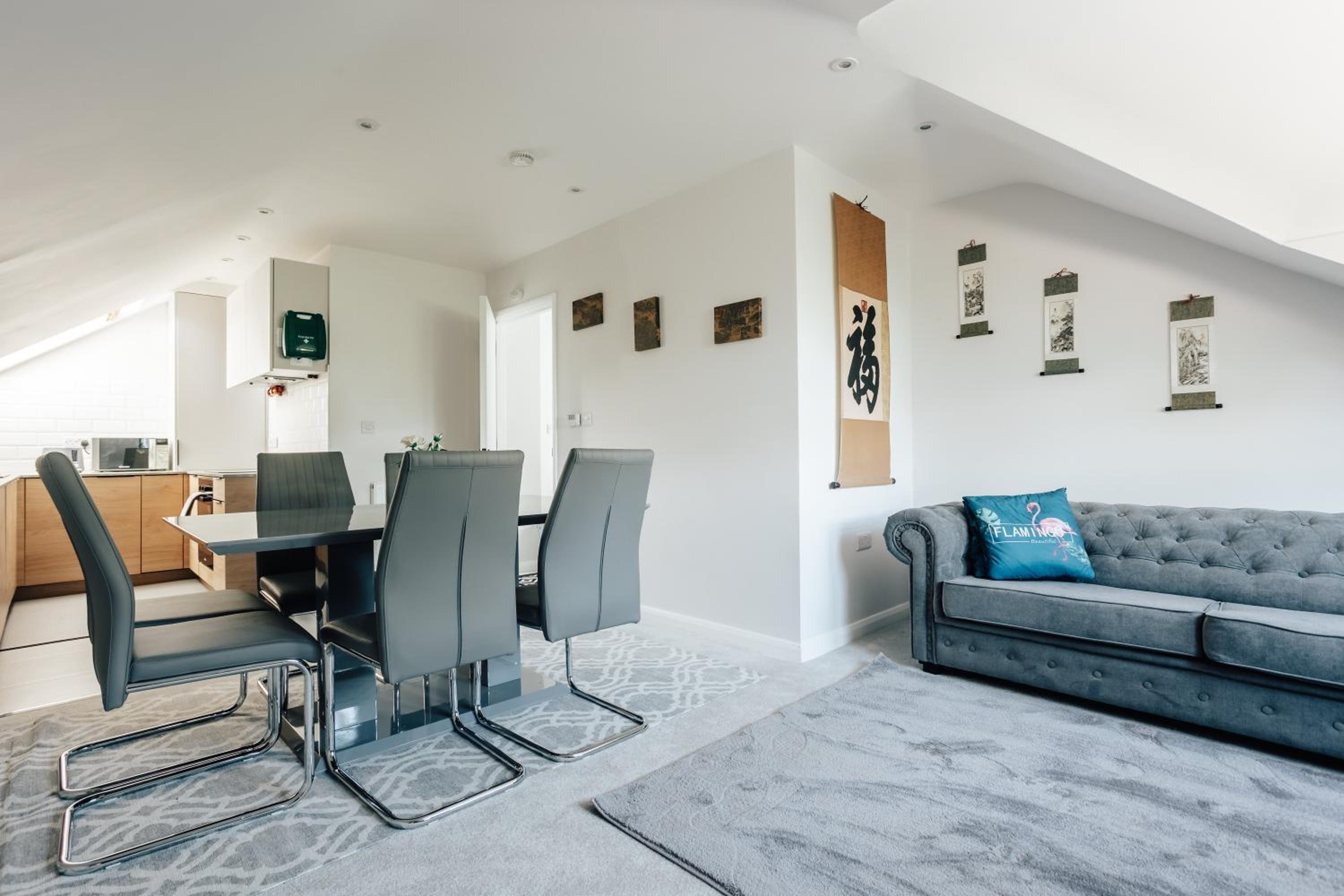 Luxury central apartment sleeps 7 guests with free parking and Netflix