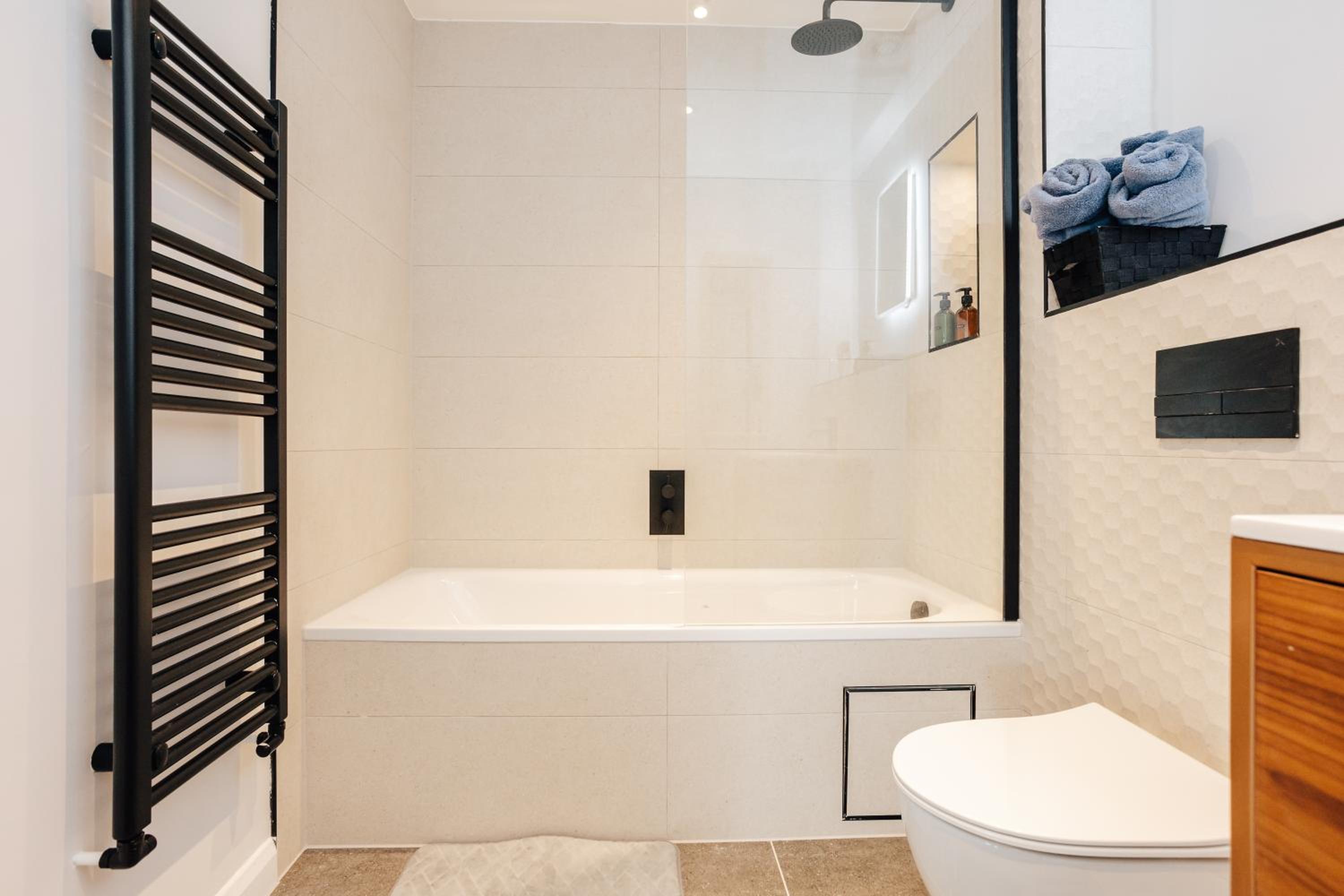 Luxury central apartment sleeps 7 guests with free parking and Netflix