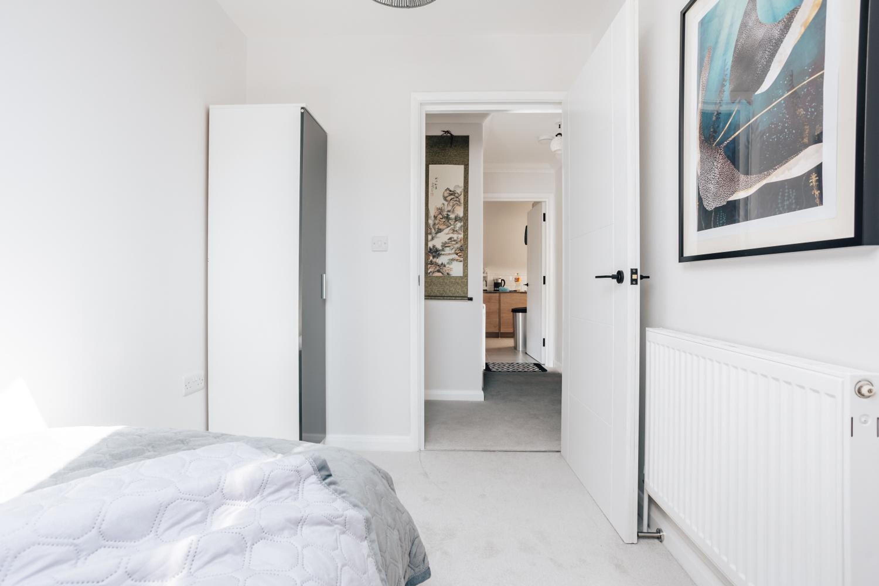 Luxury central apartment sleeps 7 guests with free parking and Netflix