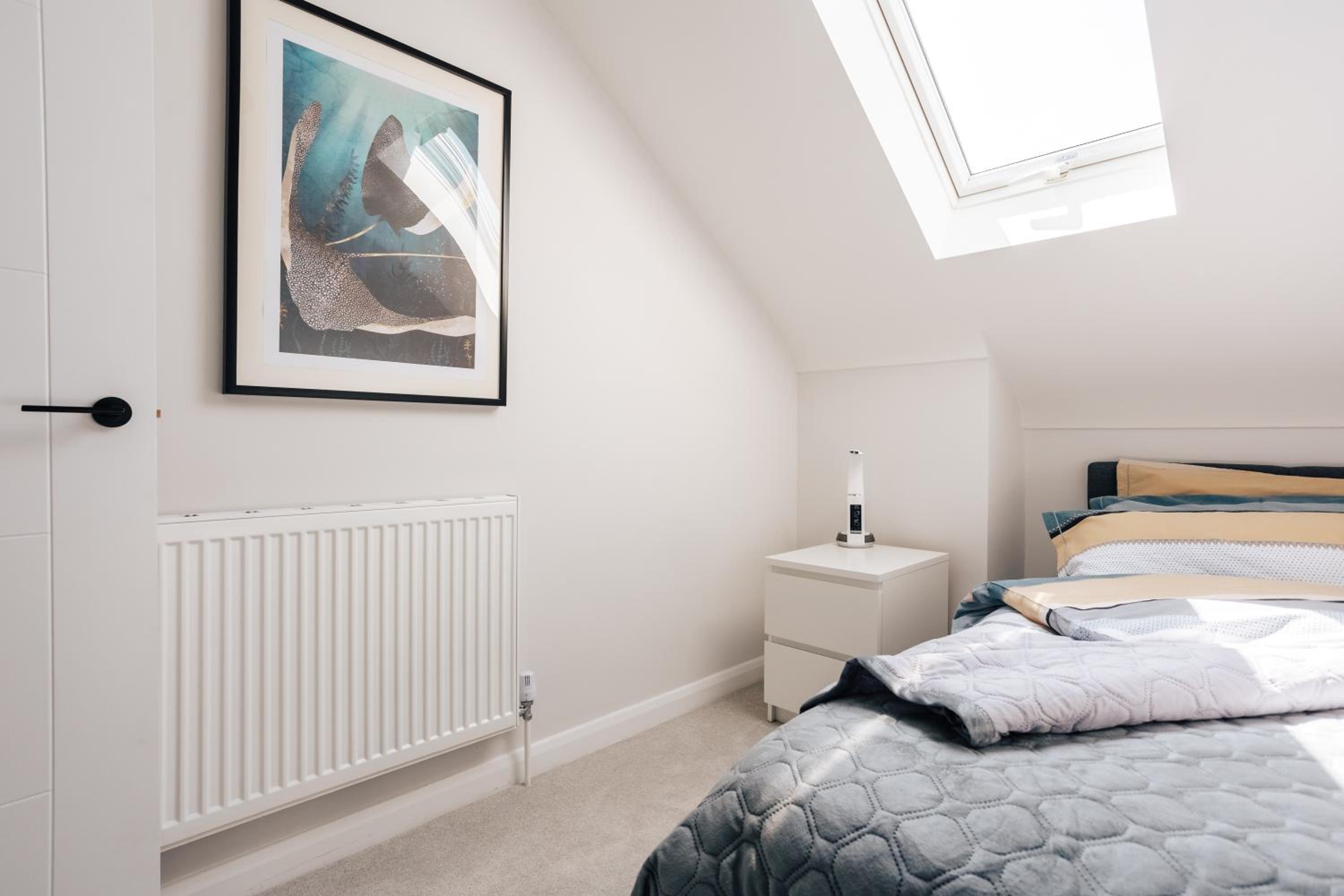 Luxury central apartment sleeps 7 guests with free parking and Netflix
