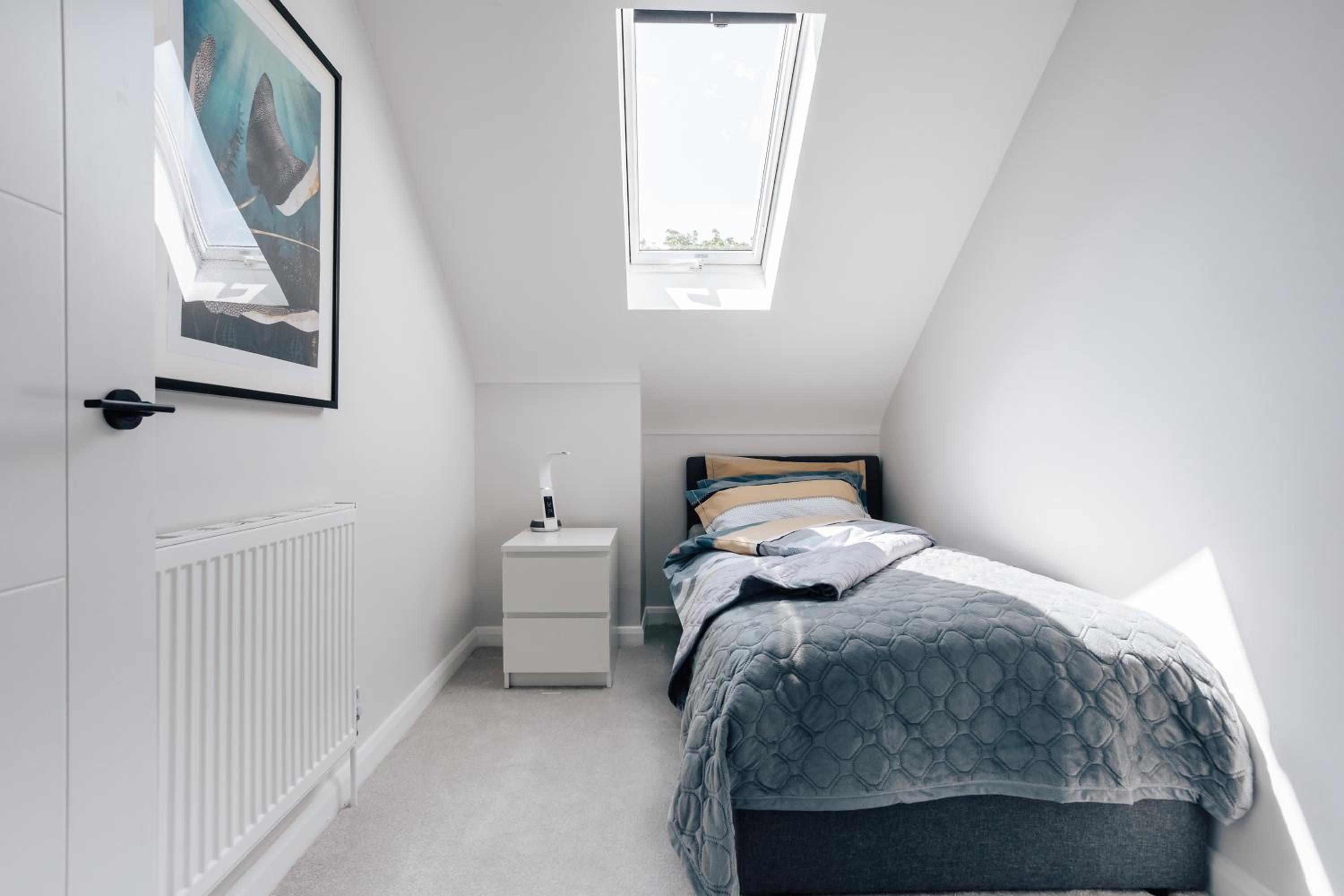 Luxury central apartment sleeps 7 guests with free parking and Netflix