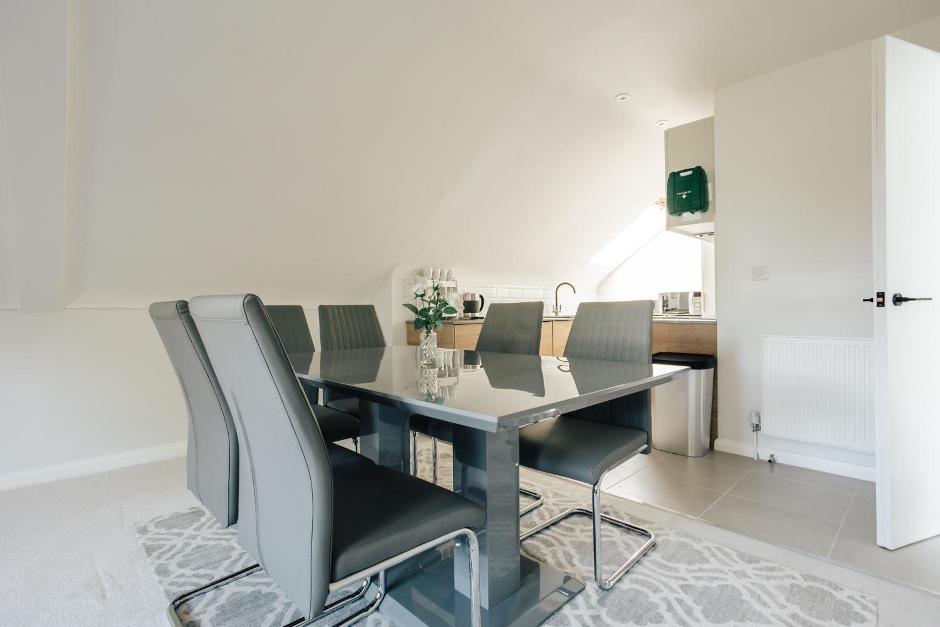 Luxury central apartment sleeps 7 guests with free parking and Netflix