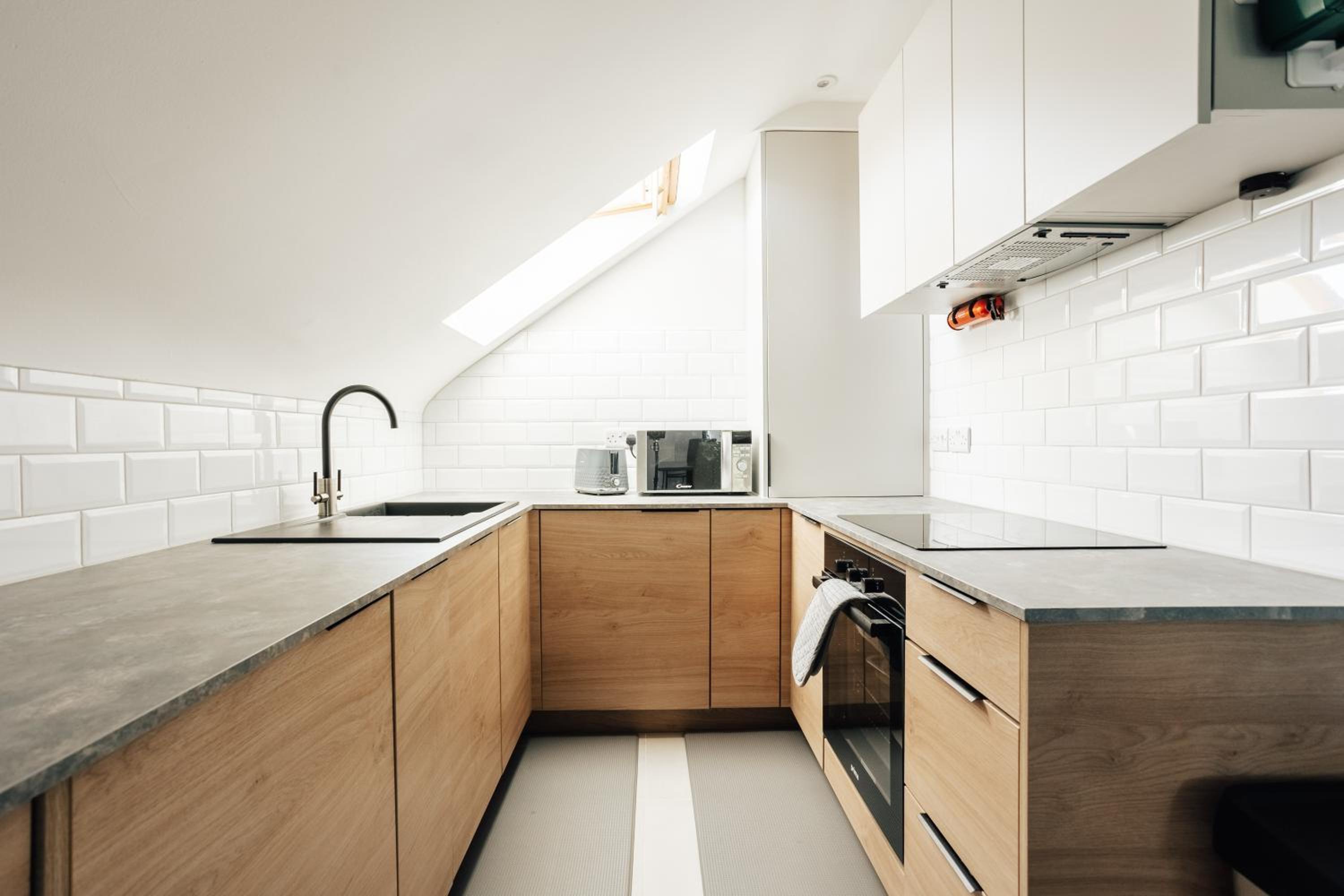 Luxury central apartment sleeps 7 guests with free parking and Netflix