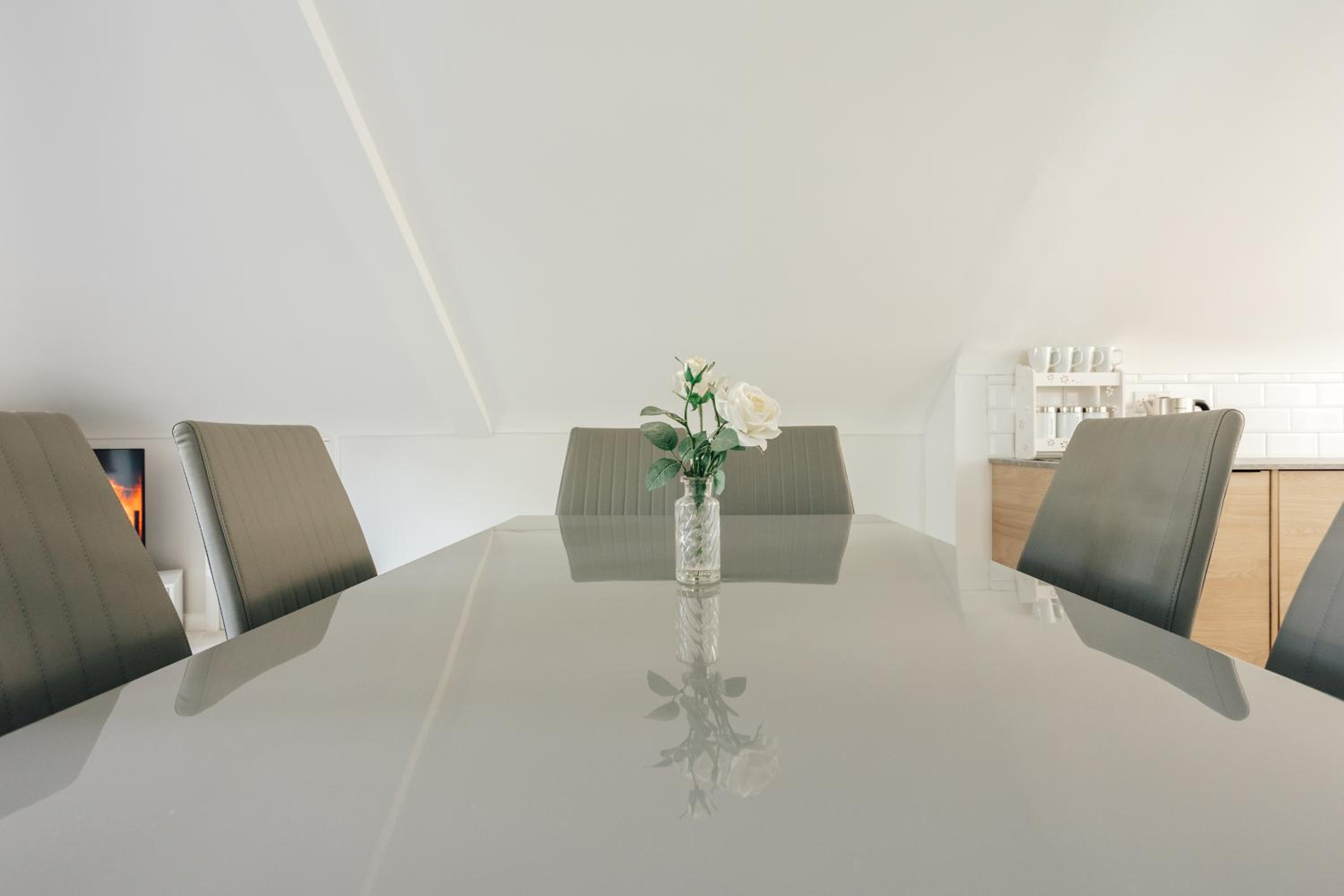 Luxury central apartment sleeps 7 guests with free parking and Netflix