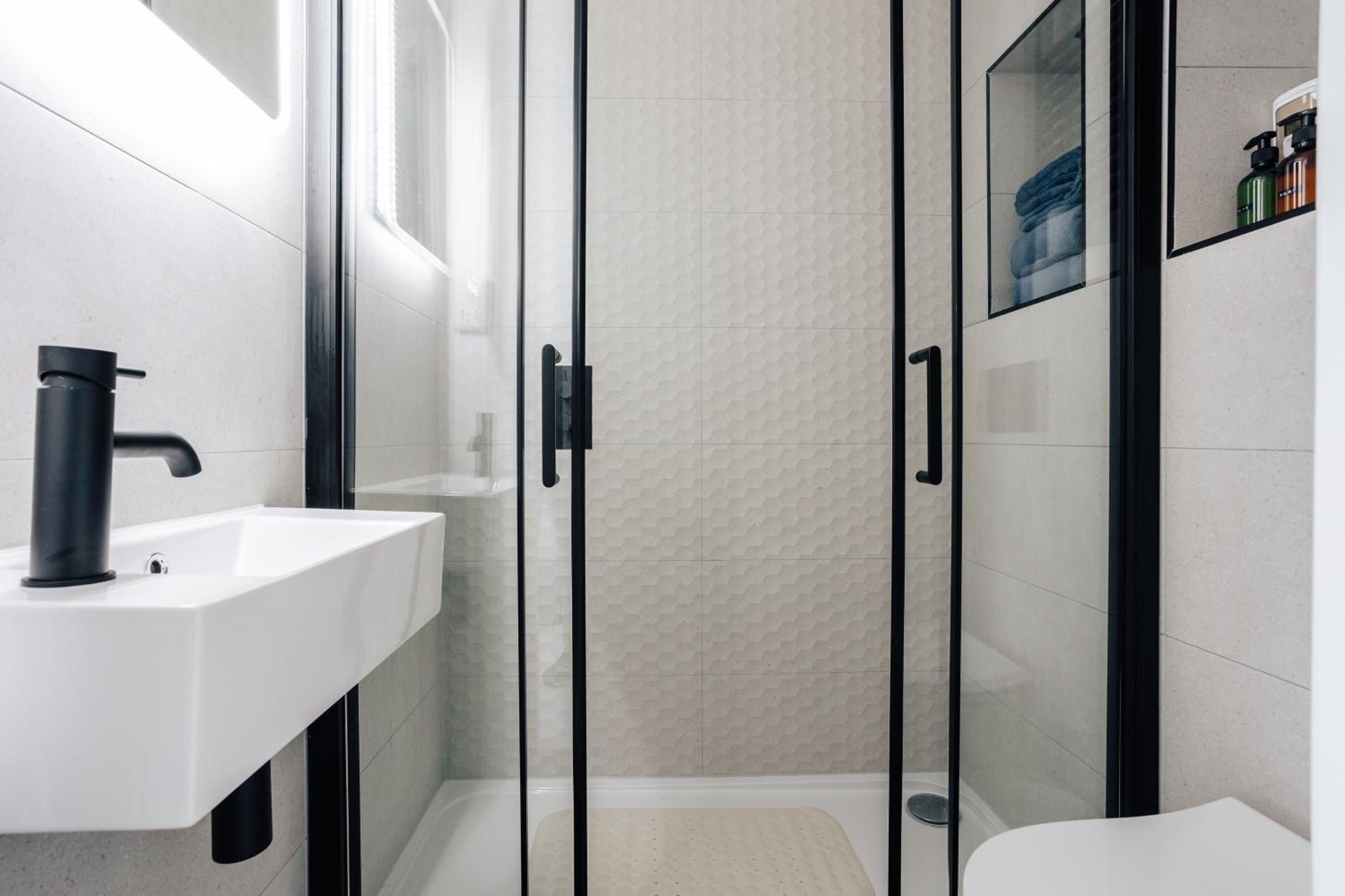 Luxury central apartment sleeps 7 guests with free parking and Netflix