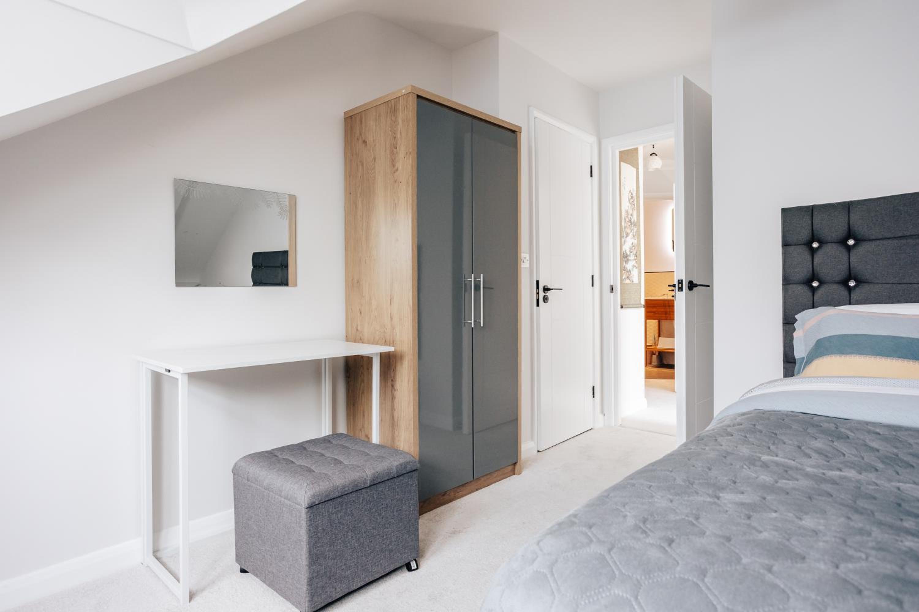Luxury central apartment sleeps 7 guests with free parking and Netflix