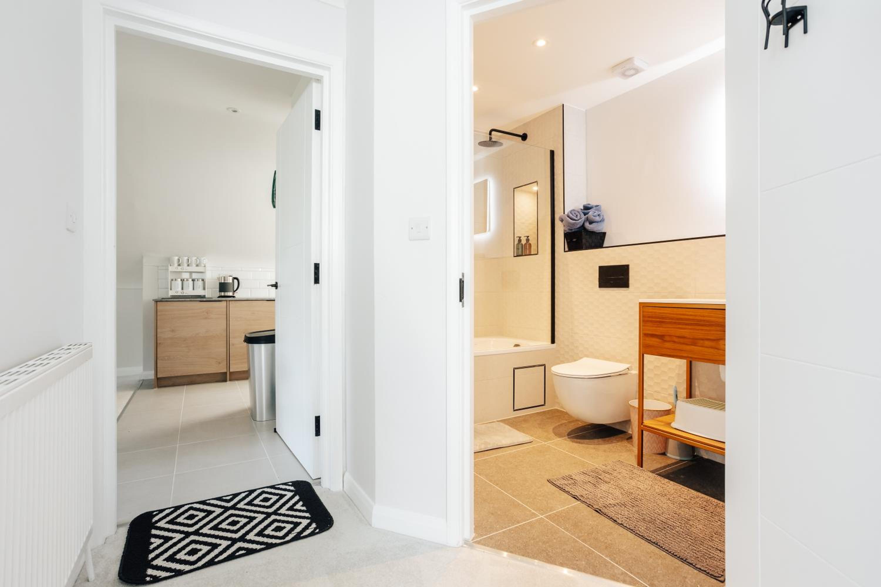 Luxury central apartment sleeps 7 guests with free parking and Netflix