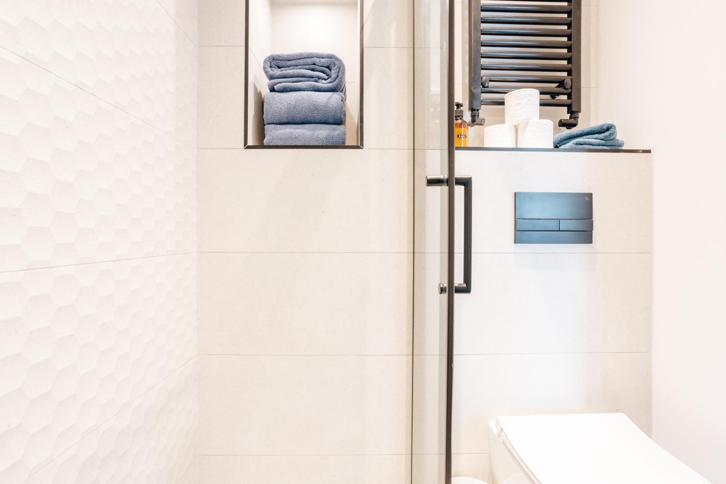 Luxury central apartment sleeps 7 guests with free parking and Netflix