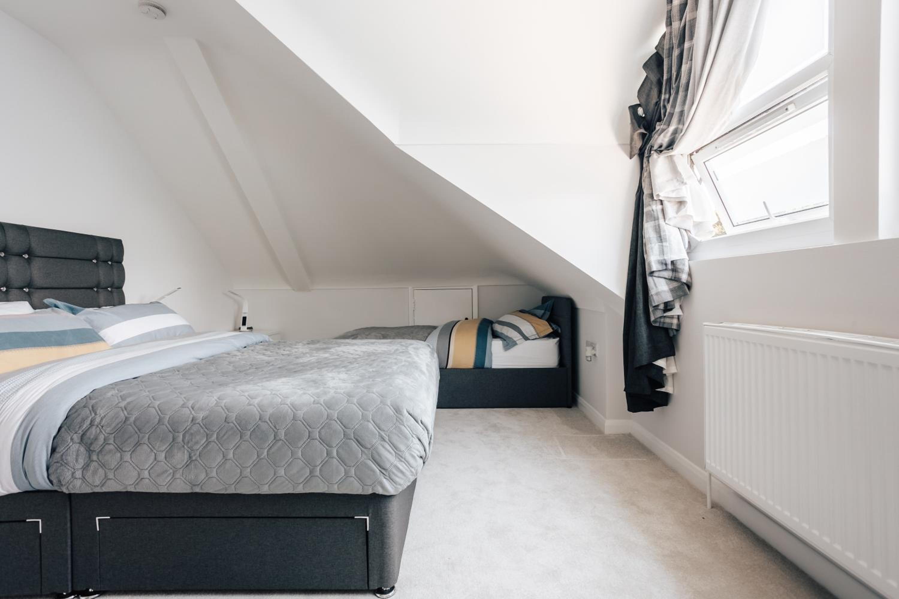 Luxury central apartment sleeps 7 guests with free parking and Netflix