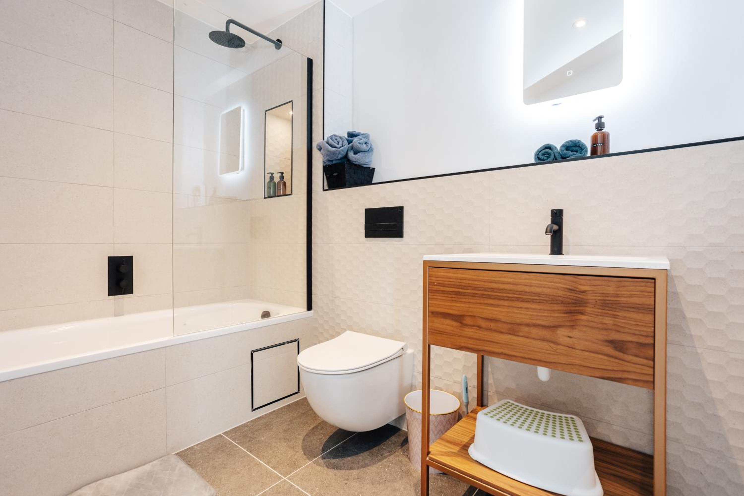 Luxury central apartment sleeps 7 guests with free parking and Netflix