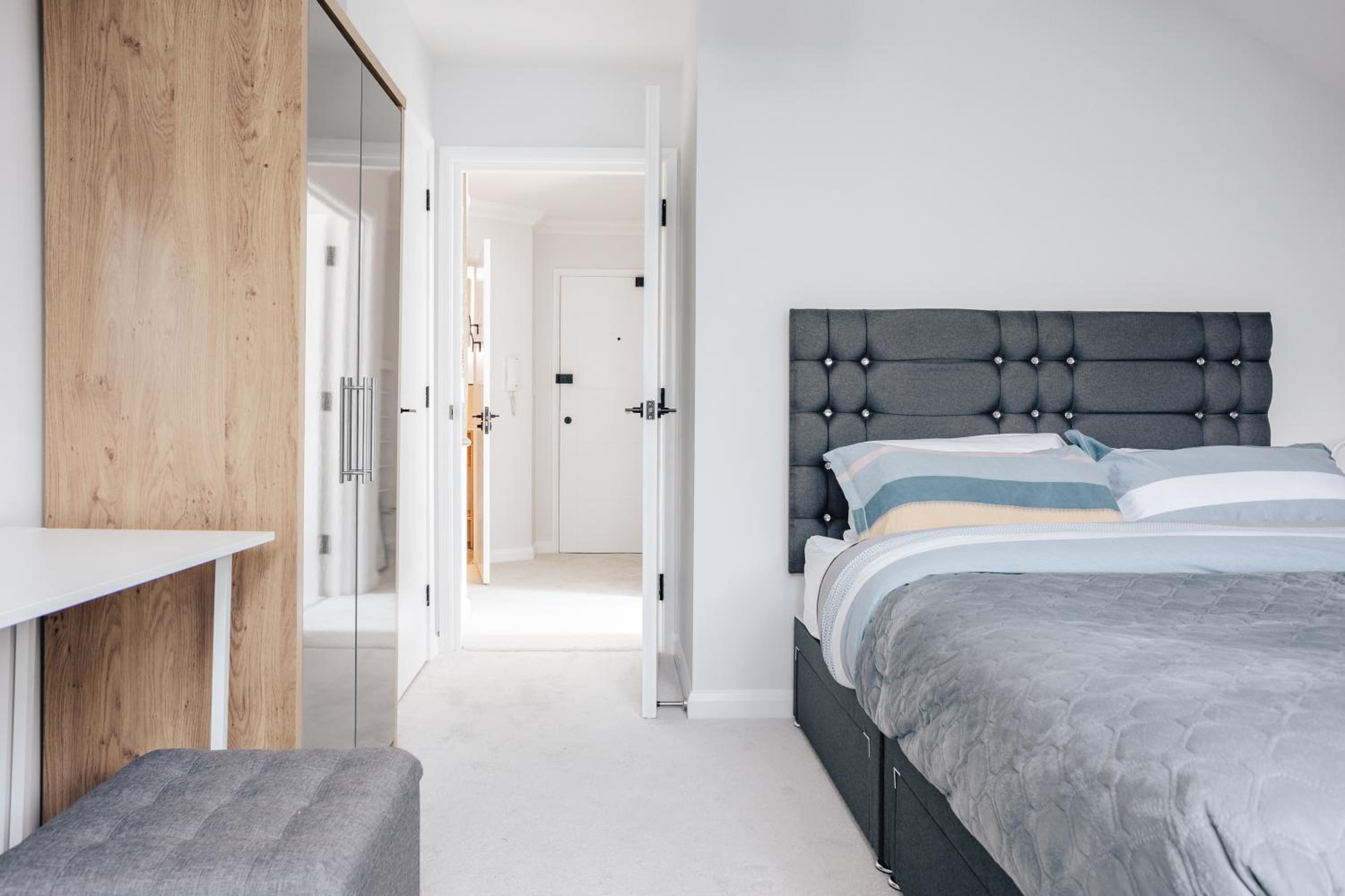 Luxury central apartment sleeps 7 guests with free parking and Netflix