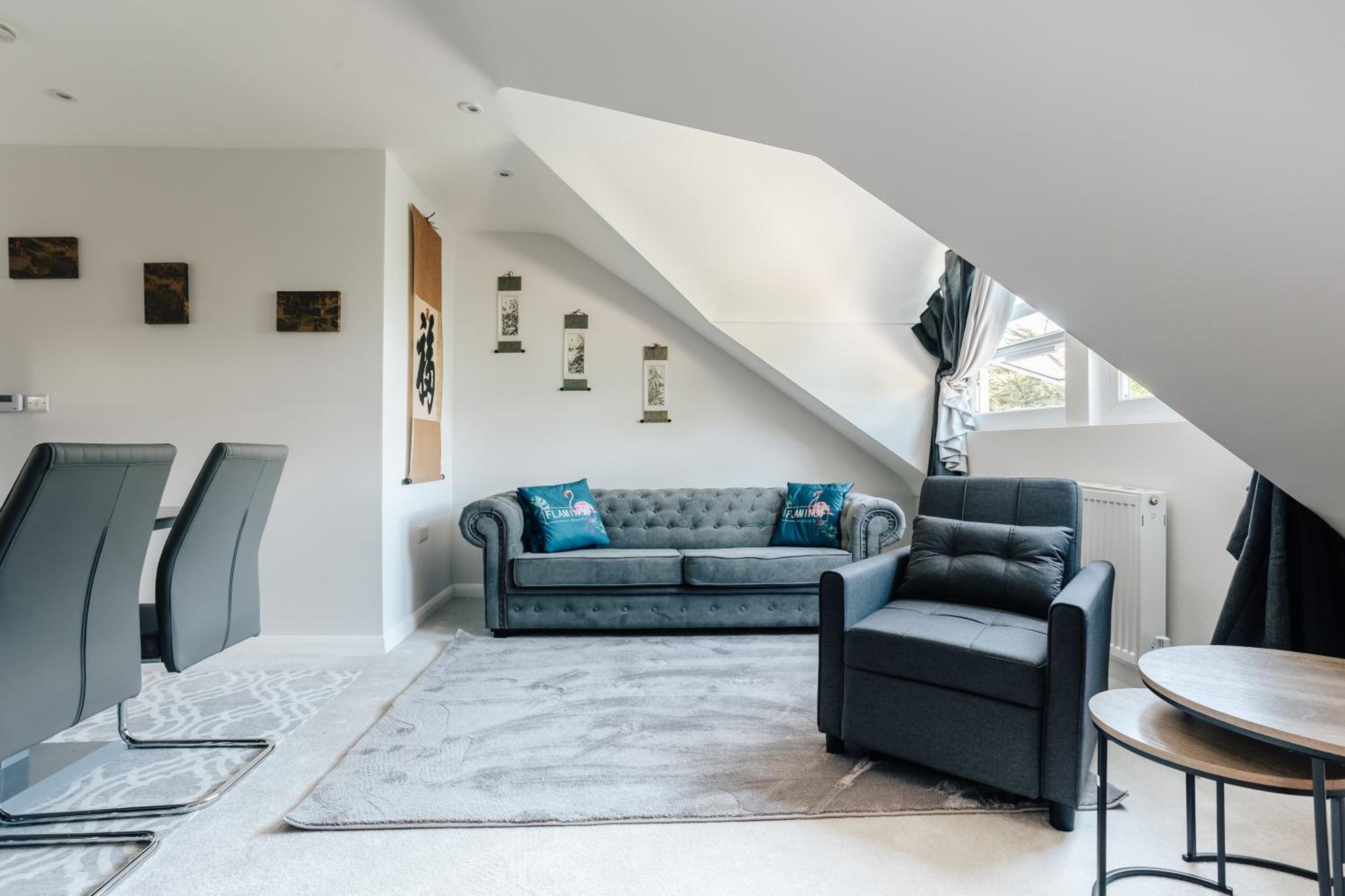 Luxury central apartment sleeps 7 guests with free parking and Netflix