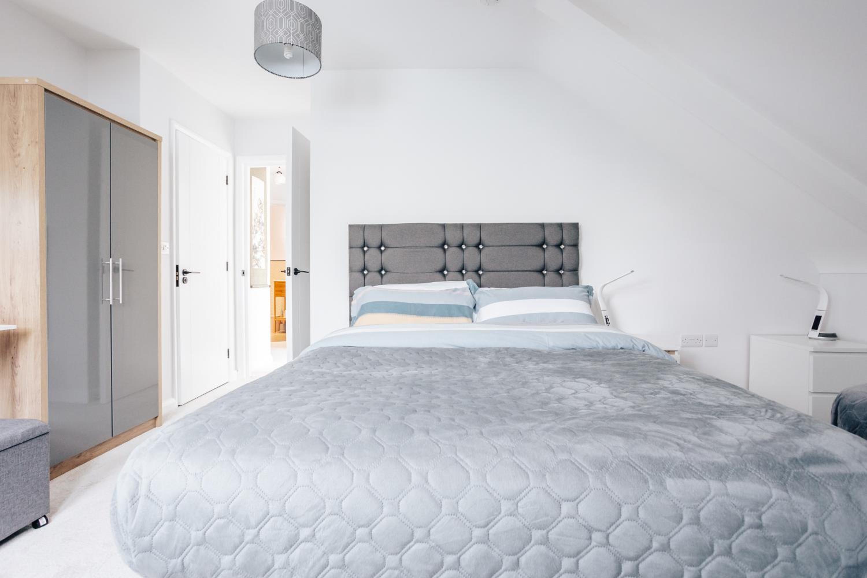 Luxury central apartment sleeps 7 guests with free parking and Netflix