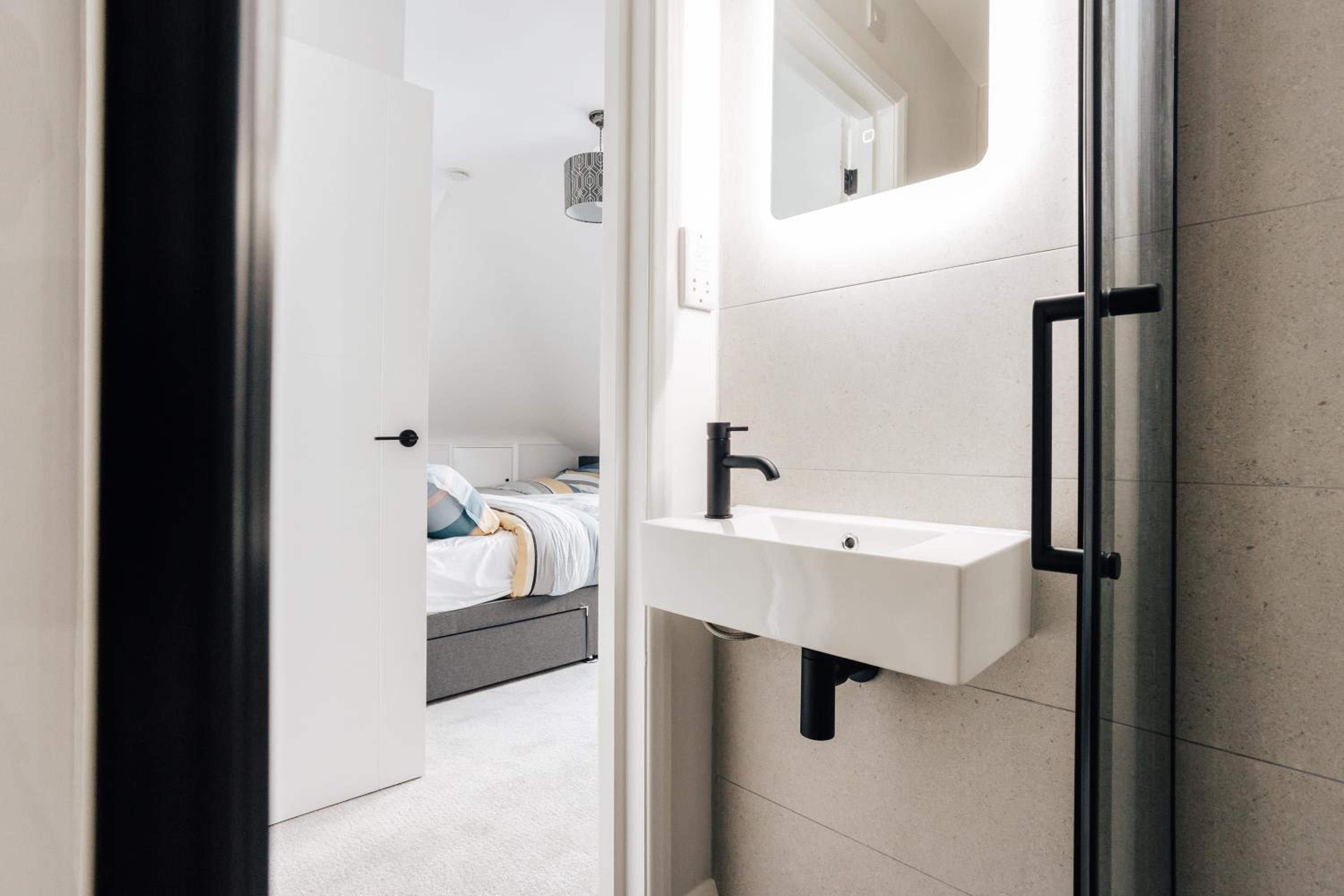 Luxury central apartment sleeps 7 guests with free parking and Netflix