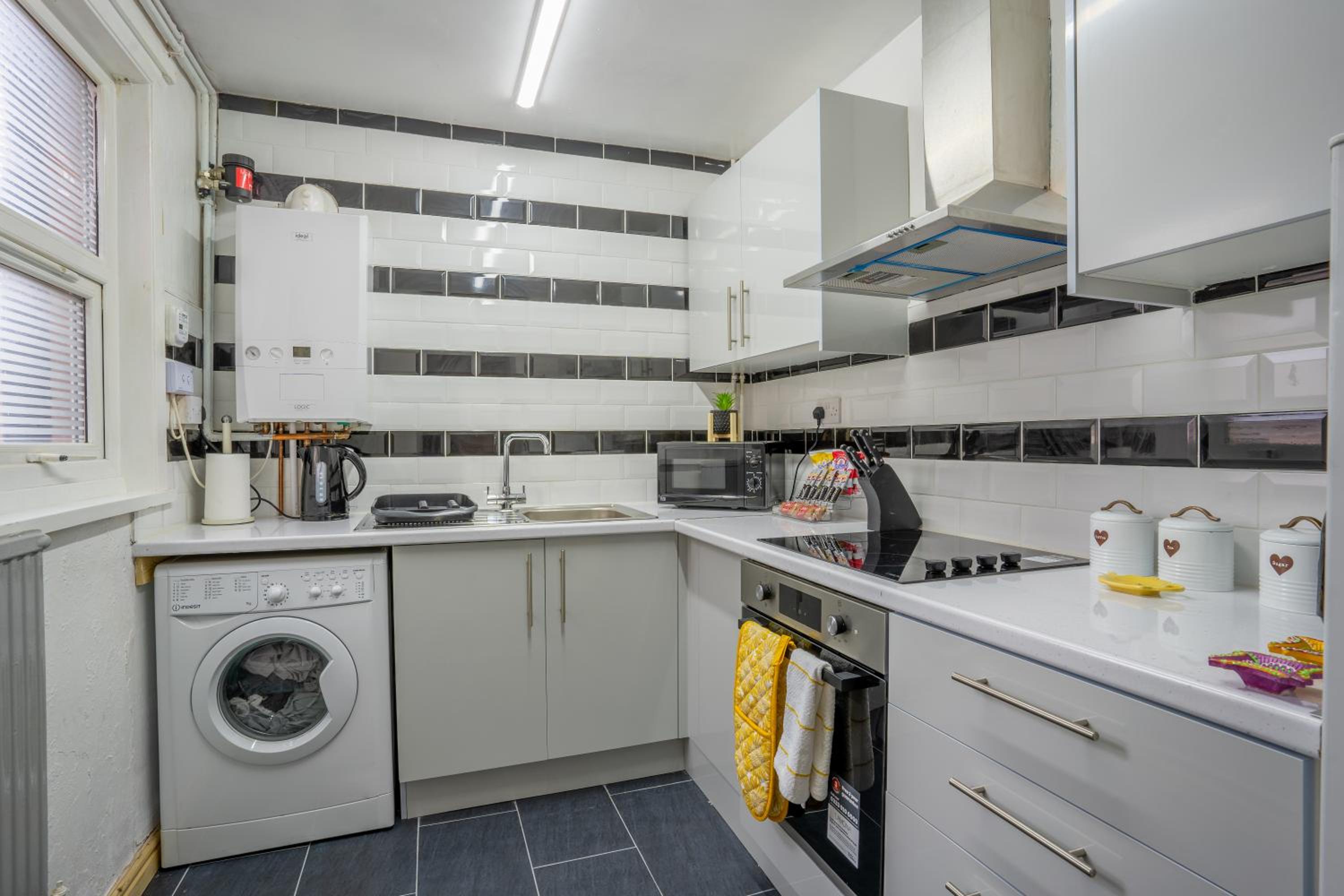 STAYZED G - Edge Of Nottingham City Centre NG7, Great Amenities & Transport Links - Ideal for Short & Long Stays view 3