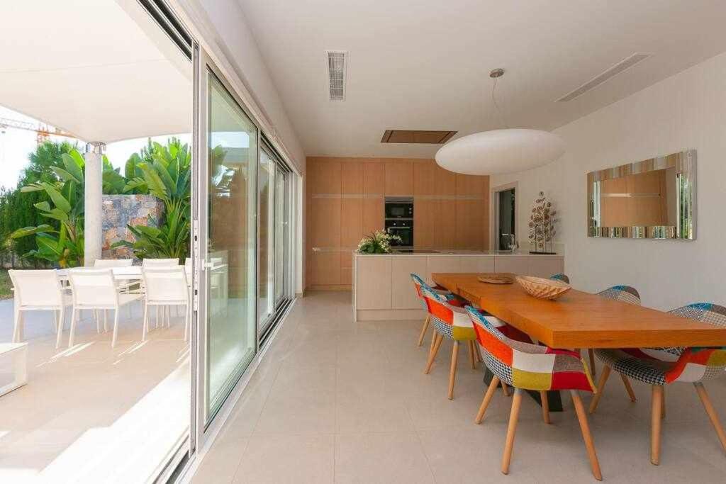 Moderna villa con la piscina climatizada Colinas