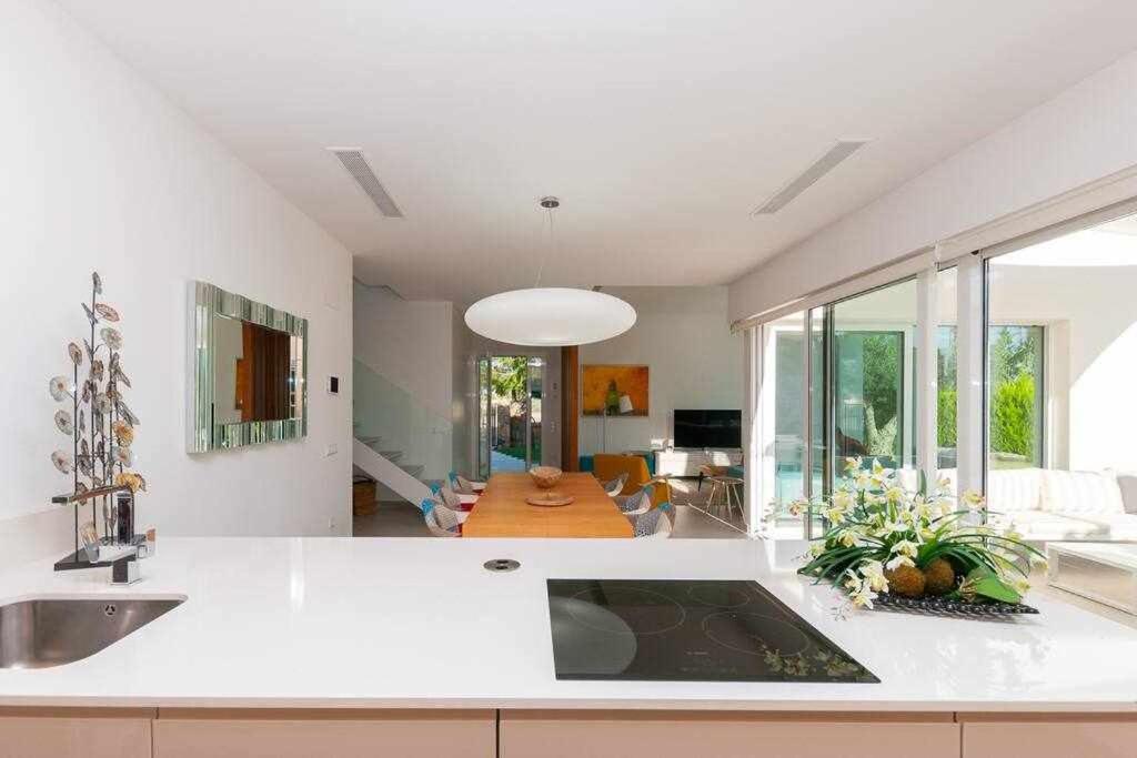 Moderna villa con la piscina climatizada Colinas