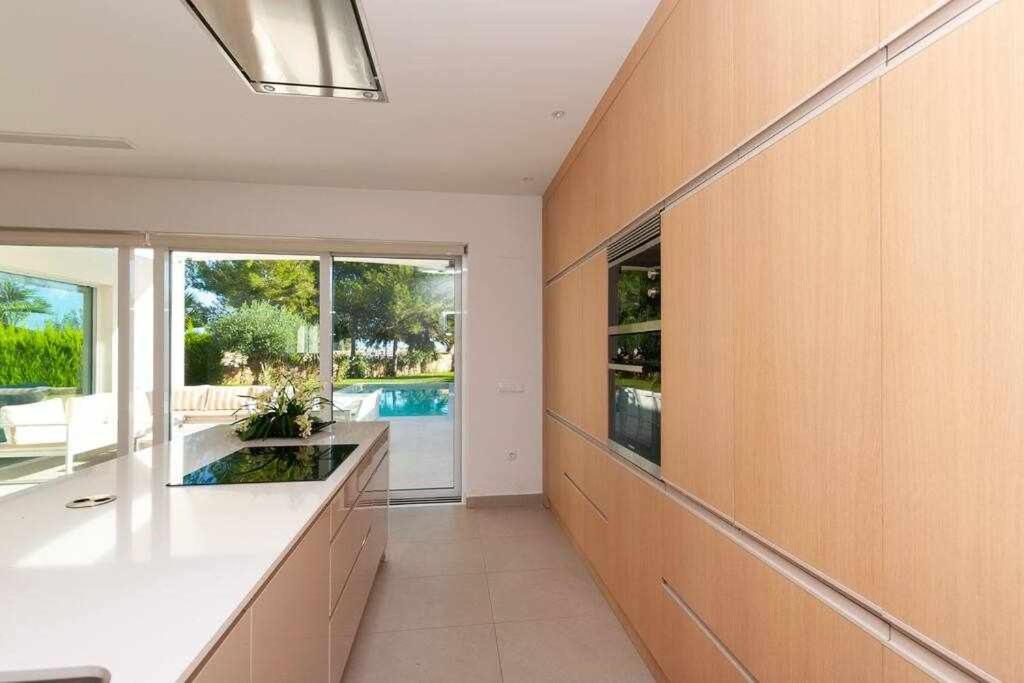 Moderna villa con la piscina climatizada Colinas