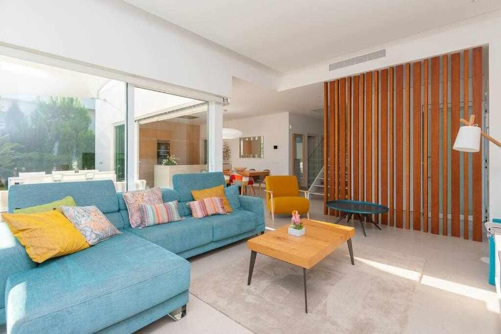 Moderna villa con la piscina climatizada Colinas