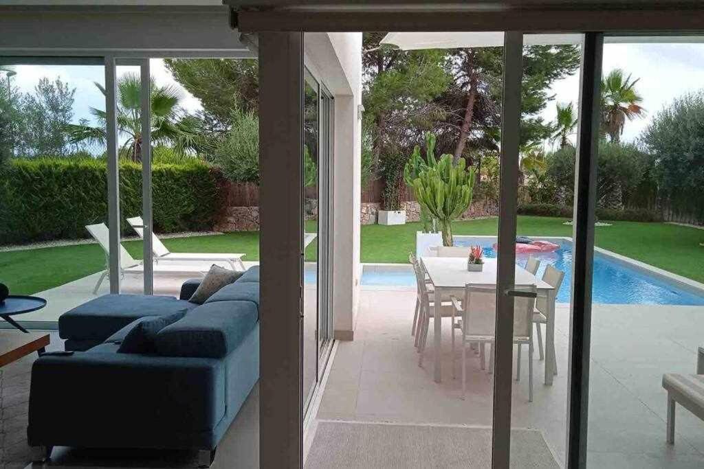 Moderna villa con la piscina climatizada Colinas